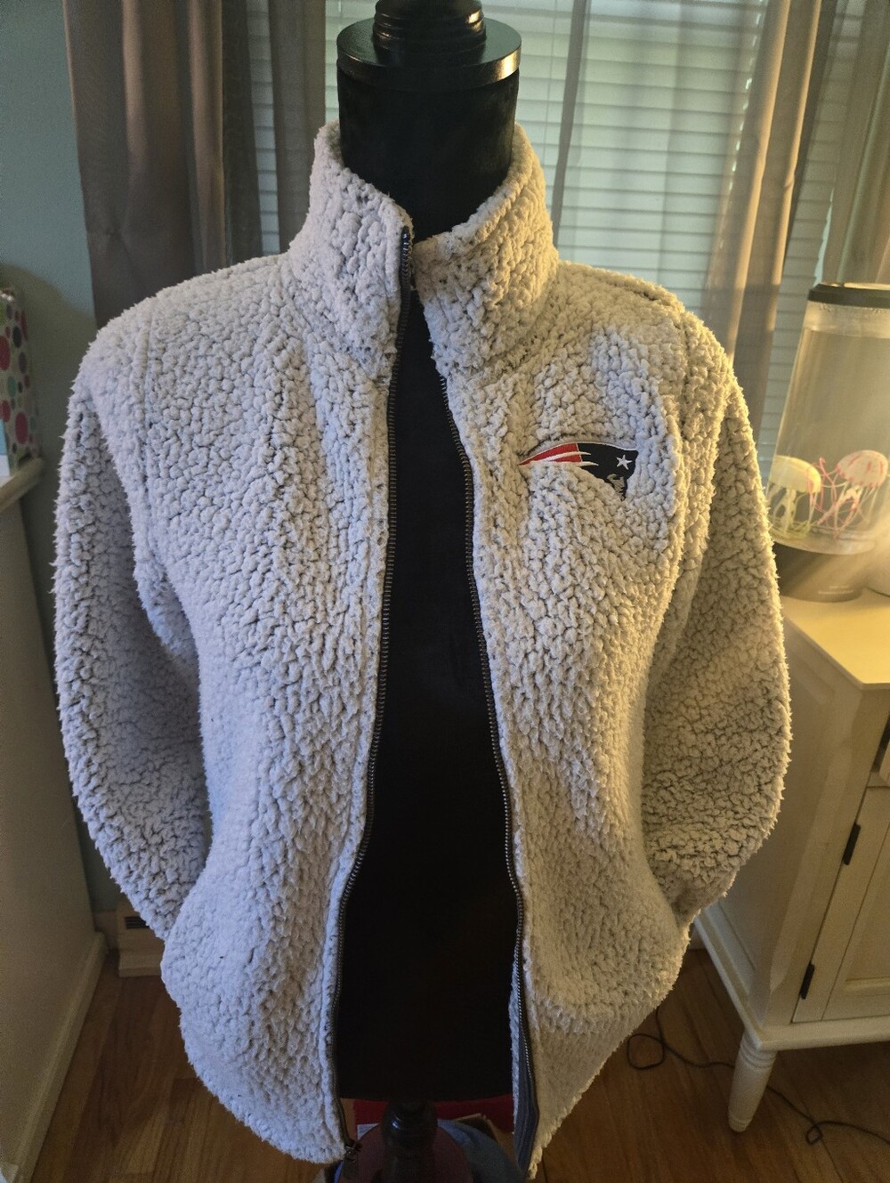 Women's Small NE Patriots Sherpa Fleece Full-Zip Jacket with Team Logo - Cream
